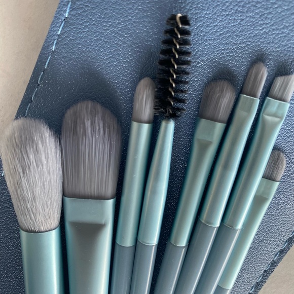 Makeup brush set perfect for travel - Picture 1 of 6